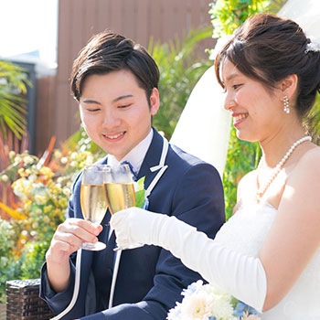 オープンテラスで乾杯をする新郎新婦